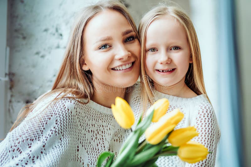 Κατοχή της καλύτερης ημέρας με Mom Μητέρα και κόρη μαζί με την ανθοδέσμη των τουλιπών στοκ εικόνες με δικαίωμα ελεύθερης χρήσης Κατοχή της καλύτερης ημέρας με Mom Μητέρα και κόρη μαζί με την ανθοδέσμη των τουλιπών στοκ εικόνες με δικαίωμα ελεύθερης χρήσης