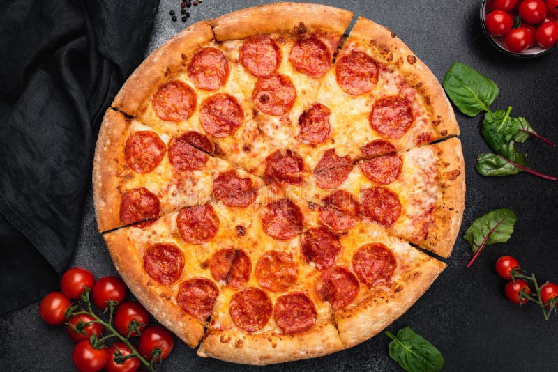 Καυτή Pepperoni πίτσα στο μαύρο συγκεκριμένο υπόβαθρο στοκ φωτογραφία με δικαίωμα ελεύθερης χρήσης Καυτή Pepperoni πίτσα στο μαύρο συγκεκριμένο υπόβαθρο στοκ φωτογραφία με δικαίωμα ελεύθερης χρήσης