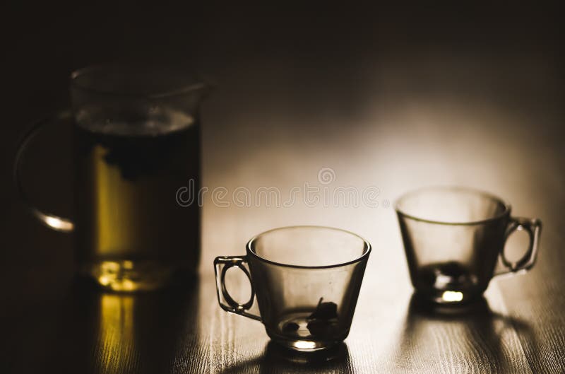 Καυτό παρασκευασμένο τσάι διαφανές teapot και δύο φλυτζάνια στο ξύλινο υπόβαθρο στοκ εικόνες
