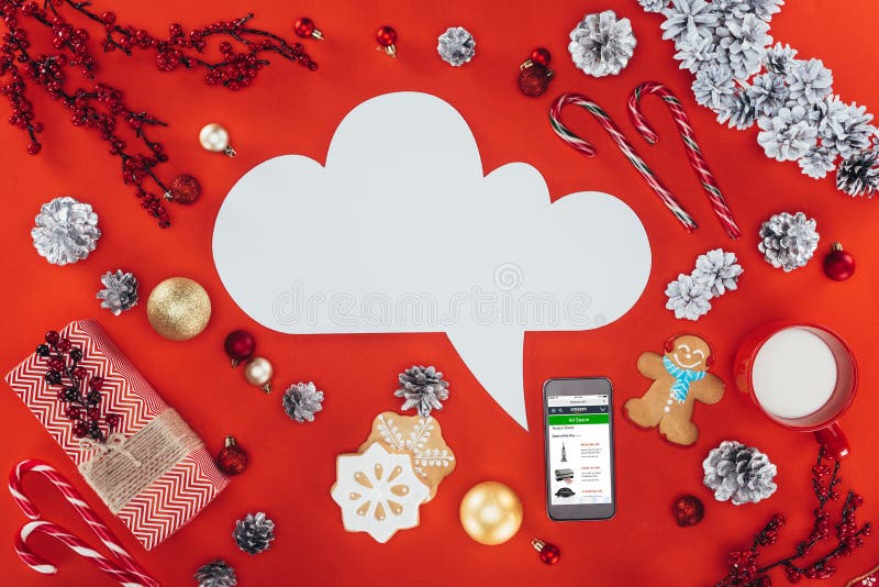 κενά μπισκότα και smartphone μελοψωμάτων διακοσμήσεων Χριστουγέννων λεκτικών φυσαλίδων με τον ιστοχώρο της Αμαζώνας στοκ εικόνα με δικαίωμα ελεύθερης χρήσης κενά μπισκότα και smartphone μελοψωμάτων διακοσμήσεων Χριστουγέννων λεκτικών φυσαλίδων με τον ιστοχώρο της Αμαζώνας στοκ εικόνα με δικαίωμα ελεύθερης χρήσης