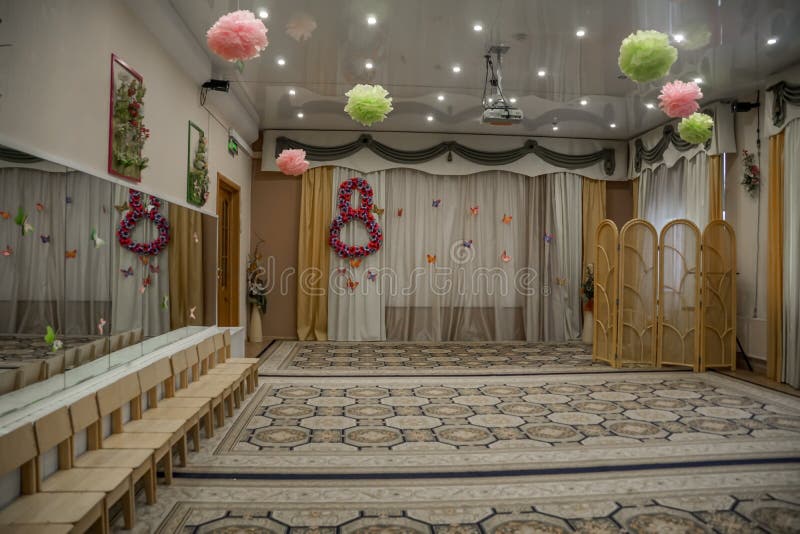 Κενή σειρά των ξύλινων καρεκλών παιδιών στο δωμάτιο μουσικής πριν από τον εορτασμό στο περιμένοντας κόμμα μεγάρων μουσικής στοκ εικόνες Κενή σειρά των ξύλινων καρεκλών παιδιών στο δωμάτιο μουσικής πριν από τον εορτασμό στο περιμένοντας κόμμα μεγάρων μουσικής στοκ εικόνες