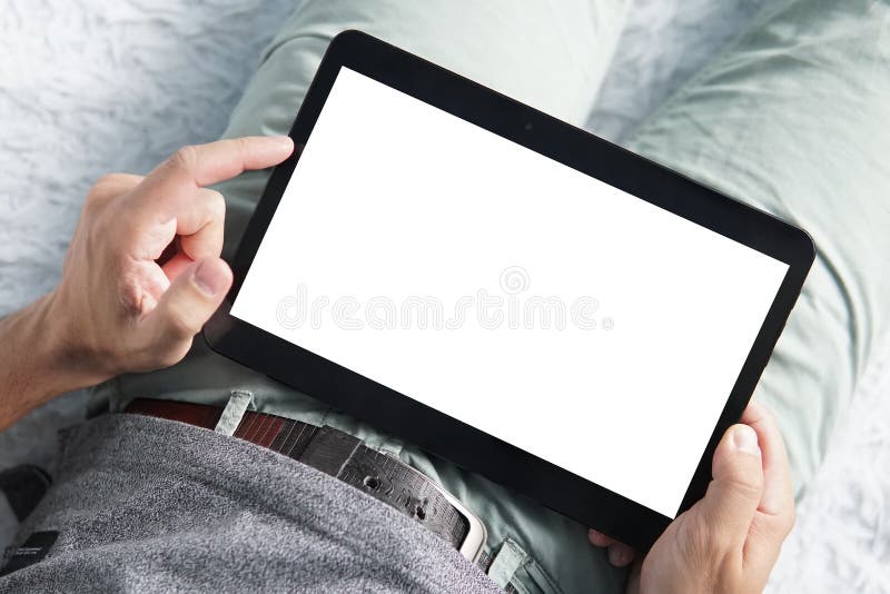 Κλείστε επάνω ενός νεαρού άνδρα που αυξάνει τον αριστερό αντίχειρα πέρα από την άσπρη οθόνη μιας ψηφιακής ταμπλέτας Το πρόσωπο αρ στοκ εικόνα με δικαίωμα ελεύθερης χρήσης Κλείστε επάνω ενός νεαρού άνδρα που αυξάνει τον αριστερό αντίχειρα πέρα από την άσπρη οθόνη μιας ψηφιακής ταμπλέτας Το πρόσωπο αρ στοκ εικόνα με δικαίωμα ελεύθερης χρήσης
