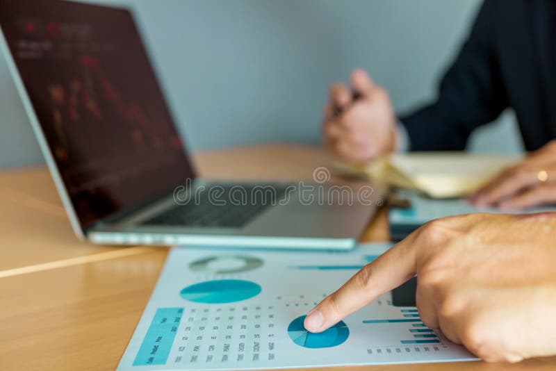 Κλείστε επάνω τα σημεία χεριών επενδυτών στα λειτουργούντα αποτελέσματα επιχείρησης για την ανάλυση των αγορών αποθεμάτων στοκ φωτογραφίες με δικαίωμα ελεύθερης χρήσης Κλείστε επάνω τα σημεία χεριών επενδυτών στα λειτουργούντα αποτελέσματα επιχείρησης για την ανάλυση των αγορών αποθεμάτων στοκ φωτογραφίες με δικαίωμα ελεύθερης χρήσης