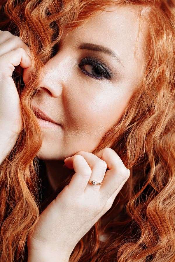Κλείστε επάνω το πορτρέτο του νέου όμορφου redhead κοριτσιού στοκ εικόνες με δικαίωμα ελεύθερης χρήσης Κλείστε επάνω το πορτρέτο του νέου όμορφου redhead κοριτσιού στοκ εικόνες με δικαίωμα ελεύθερης χρήσης