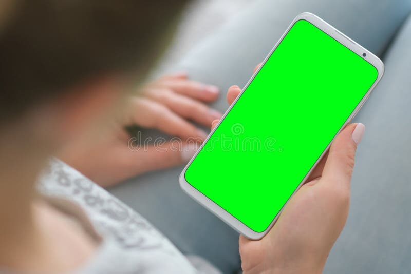 κλείστε επάνω Χέρια γυναικών που κρατούν το βασικό κινητό τηλέφωνο χρώματος Πράσινη οθόνη Smartphone Εικόνα προτύπων στοκ φωτογραφίες κλείστε επάνω Χέρια γυναικών που κρατούν το βασικό κινητό τηλέφωνο χρώματος Πράσινη οθόνη Smartphone Εικόνα προτύπων στοκ φωτογραφίες