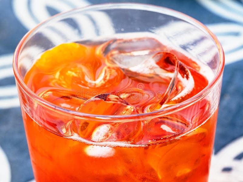 Κοκτέιλ απεριτίφ Spritz Aperol στενό σε επάνω γυαλιού στοκ εικόνα με δικαίωμα ελεύθερης χρήσης Κοκτέιλ απεριτίφ Spritz Aperol στενό σε επάνω γυαλιού στοκ εικόνα με δικαίωμα ελεύθερης χρήσης