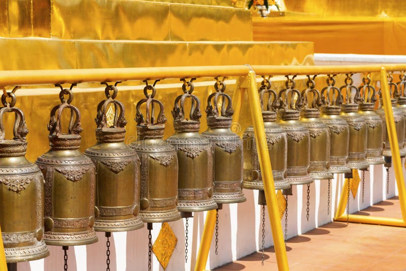 Κουδούνια σε μια σειρά στο ναό Chiang Mai Wat Phra Σινγκ στοκ φωτογραφία με δικαίωμα ελεύθερης χρήσης Κουδούνια σε μια σειρά στο ναό Chiang Mai Wat Phra Σινγκ στοκ φωτογραφία με δικαίωμα ελεύθερης χρήσης