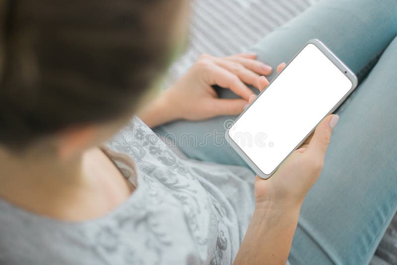 κράτημα του κινητού smartphone χεριών γυναικών τηλεφωνικής άσπρου οθόνης κλείστε επάνω Εικόνα προτύπων του έξυπνου τηλεφώνου στοκ εικόνες κράτημα του κινητού smartphone χεριών γυναικών τηλεφωνικής άσπρου οθόνης κλείστε επάνω Εικόνα προτύπων του έξυπνου τηλεφώνου στοκ εικόνες