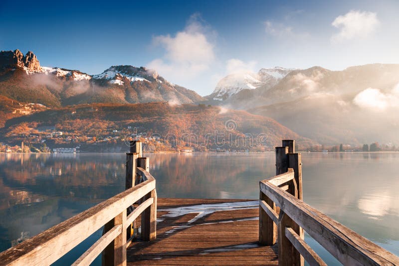 Λίμνη του Annecy στα βουνά Άλπεων, Γαλλία στοκ φωτογραφίες Λίμνη του Annecy στα βουνά Άλπεων, Γαλλία στοκ φωτογραφίες