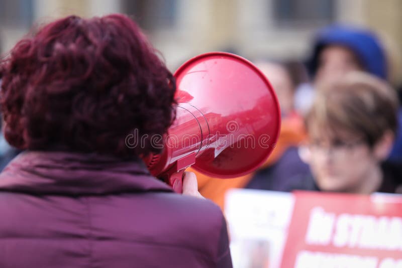 Λεπτομέρειες με το χέρι μιας γυναίκας που κρατά megaphone στοκ εικόνα με δικαίωμα ελεύθερης χρήσης Λεπτομέρειες με το χέρι μιας γυναίκας που κρατά megaphone στοκ εικόνα με δικαίωμα ελεύθερης χρήσης