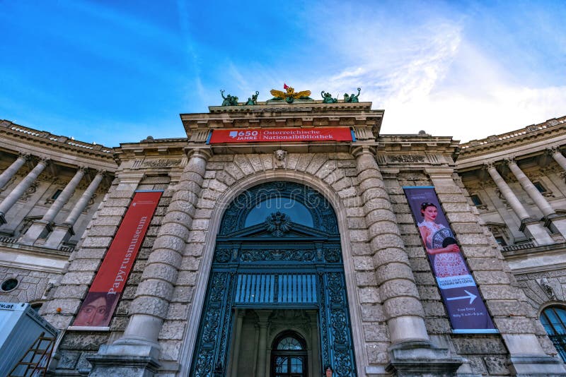 Λεπτομέρειες της πρόσοψης του παλατιού Hofburg με Heldenplatz στη Βιέννη στοκ φωτογραφία με δικαίωμα ελεύθερης χρήσης Λεπτομέρειες της πρόσοψης του παλατιού Hofburg με Heldenplatz στη Βιέννη στοκ φωτογραφία με δικαίωμα ελεύθερης χρήσης