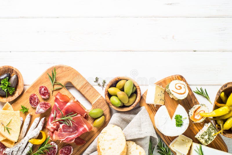 Λιχουδιές Antipasto - κρέας, τυρί και ελιές στοκ εικόνες με δικαίωμα ελεύθερης χρήσης Λιχουδιές Antipasto - κρέας, τυρί και ελιές στοκ εικόνες με δικαίωμα ελεύθερης χρήσης
