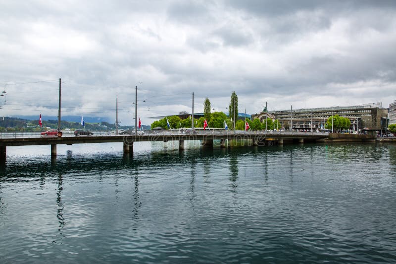 Λουκέρνη, brigde με τις διαφορετικές σημαίες, Ελβετία στοκ εικόνες