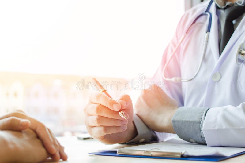 Μάνδρες εκμετάλλευσης γιατρών και Mentoring ασθενείς, που θεραπεύουν τον καρκίνο και που εισάγουν, που φροντίζονται στοκ φωτογραφία Μάνδρες εκμετάλλευσης γιατρών και Mentoring ασθενείς, που θεραπεύουν τον καρκίνο και που εισάγουν, που φροντίζονται στοκ φωτογραφία