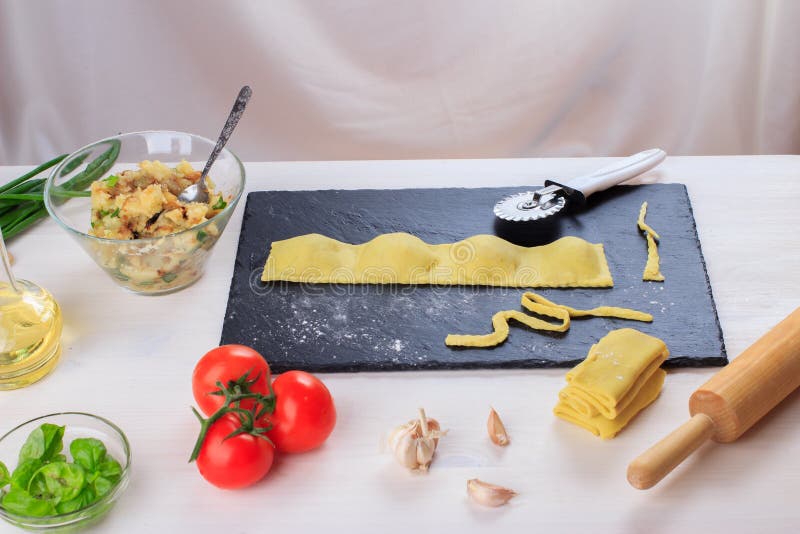 μαγείρεμα παραδοσιακού σπιτικού ιταλικού ravioli με την πλήρωση βασιλικού και σάλτσας και πατατών ντοματών στοκ φωτογραφίες με δικαίωμα ελεύθερης χρήσης μαγείρεμα παραδοσιακού σπιτικού ιταλικού ravioli με την πλήρωση βασιλικού και σάλτσας και πατατών ντοματών στοκ φωτογραφίες με δικαίωμα ελεύθερης χρήσης