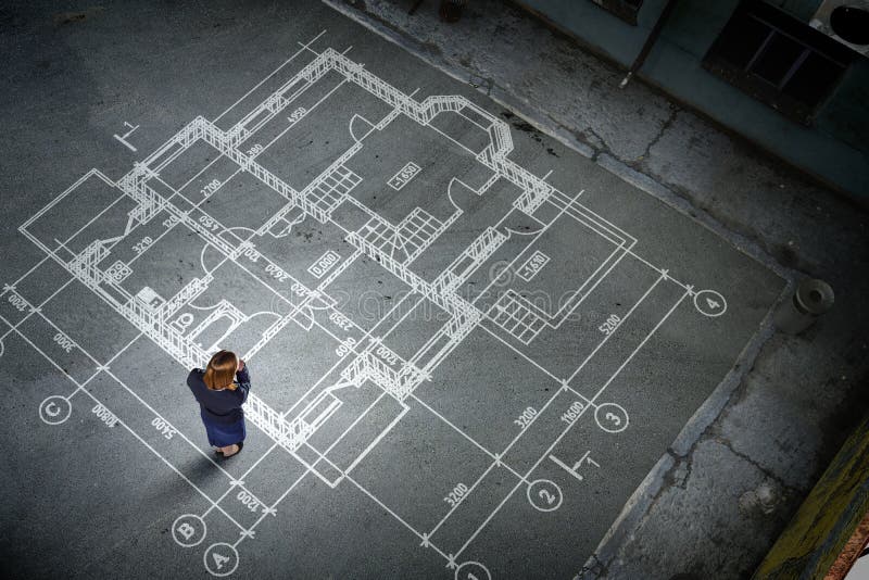Μηχανικός γυναικών που σκέφτεται πέρα από το σχέδιό του Μικτά μέσα στοκ εικόνα με δικαίωμα ελεύθερης χρήσης Μηχανικός γυναικών που σκέφτεται πέρα από το σχέδιό του Μικτά μέσα στοκ εικόνα με δικαίωμα ελεύθερης χρήσης