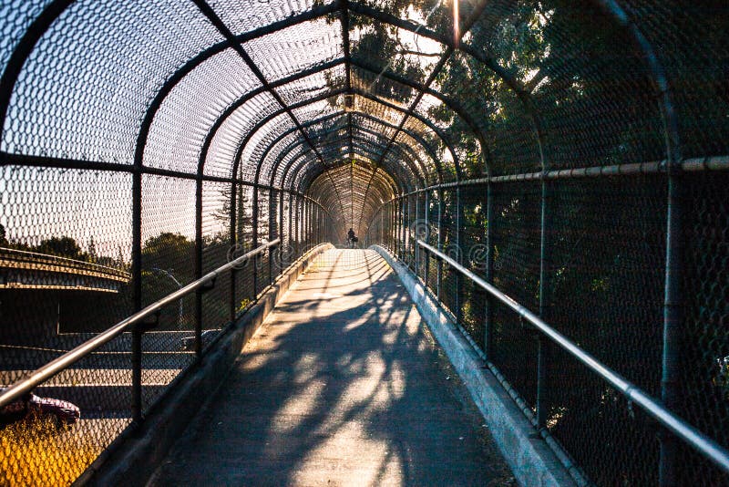 Μια overpass γέφυρα επάνω από την εθνική οδό 101 στη κομητεία της Σάντα Κλάρα στοκ εικόνα με δικαίωμα ελεύθερης χρήσης Μια overpass γέφυρα επάνω από την εθνική οδό 101 στη κομητεία της Σάντα Κλάρα στοκ εικόνα με δικαίωμα ελεύθερης χρήσης