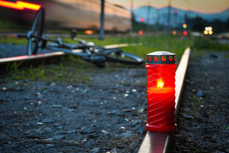 Μοιραίο ατύχημα συντριβής bicyclist και τραίνων στοκ εικόνες Μοιραίο ατύχημα συντριβής bicyclist και τραίνων στοκ εικόνες