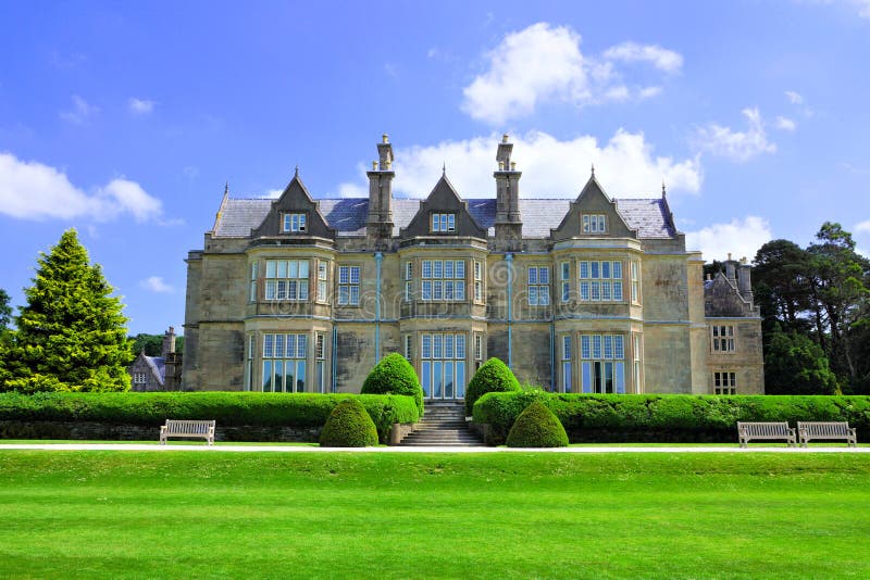Μέγαρο σπιτιών Muckross με τον κήπο, εθνικό πάρκο Killarney, δαχτυλίδι της ιρλανδικής αγελάδας, Ιρλανδία στοκ φωτογραφίες με δικαίωμα ελεύθερης χρήσης Μέγαρο σπιτιών Muckross με τον κήπο, εθνικό πάρκο Killarney, δαχτυλίδι της ιρλανδικής αγελάδας, Ιρλανδία στοκ φωτογραφίες με δικαίωμα ελεύθερης χρήσης
