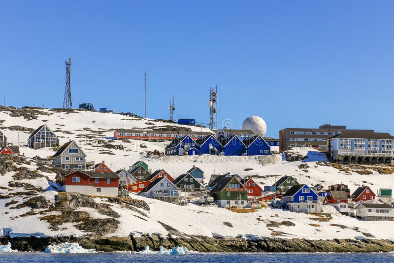 Μέρη των καλυβών Inuit και των ζωηρόχρωμων σπιτιών που τοποθετούνται στη δύσκολη ακτή κατά μήκος του φιορδ, πόλη του Νουούκ, Γροι στοκ εικόνα με δικαίωμα ελεύθερης χρήσης Μέρη των καλυβών Inuit και των ζωηρόχρωμων σπιτιών που τοποθετούνται στη δύσκολη ακτή κατά μήκος του φιορδ, πόλη του Νουούκ, Γροι στοκ εικόνα με δικαίωμα ελεύθερης χρήσης