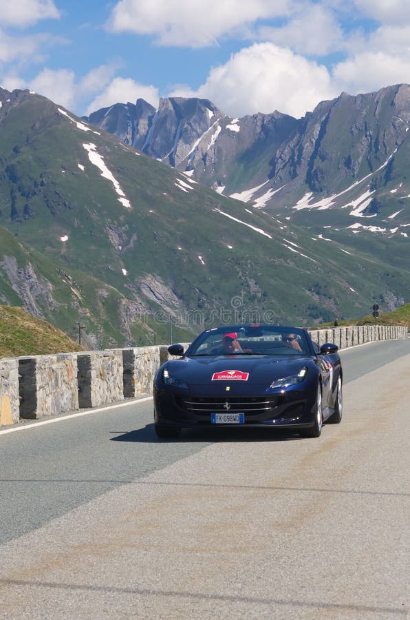 Μπλε Ferrari στην οδό στοκ εικόνα με δικαίωμα ελεύθερης χρήσης Μπλε Ferrari στην οδό στοκ εικόνα με δικαίωμα ελεύθερης χρήσης