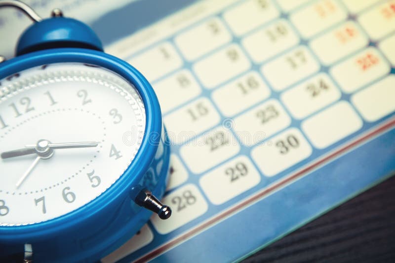Μπλε ξυπνητήρι με το ημερολόγιο στοκ εικόνες Μπλε ξυπνητήρι με το ημερολόγιο στοκ εικόνες