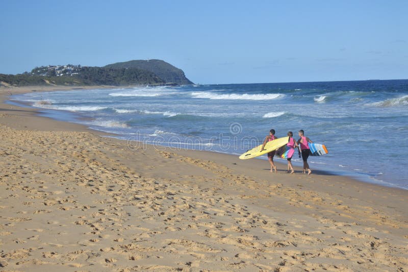 Νεαροί άνδρες που πηγαίνουν στο surfe στο Central Coast στη Νότια Νέα Ουαλία Αυστραλία στοκ φωτογραφίες με δικαίωμα ελεύθερης χρήσης Νεαροί άνδρες που πηγαίνουν στο surfe στο Central Coast στη Νότια Νέα Ουαλία Αυστραλία στοκ φωτογραφίες με δικαίωμα ελεύθερης χρήσης