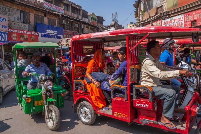 ΝΕΟ ΔΕΛΧΊ, ΙΝΔΙΑ - 13 ΜΑΡΤΊΟΥ 2018: tuk-tuks στην οδό Chandni Chowk στοκ εικόνες ΝΕΟ ΔΕΛΧΊ, ΙΝΔΙΑ - 13 ΜΑΡΤΊΟΥ 2018: tuk-tuks στην οδό Chandni Chowk στοκ εικόνες