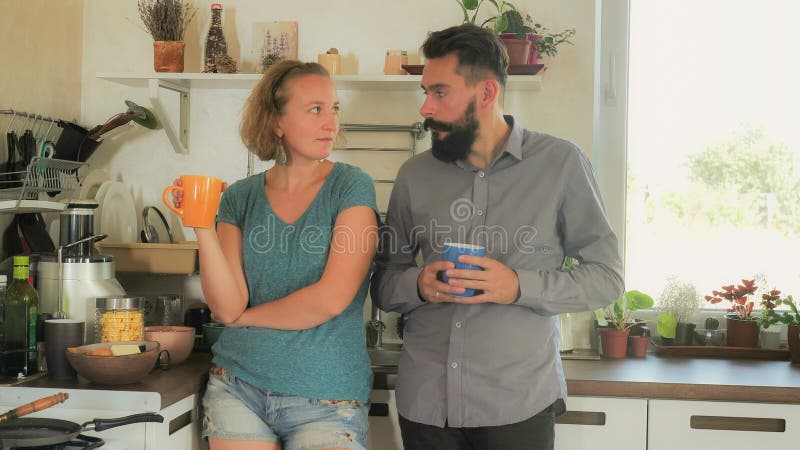Νέο μελαγχολικό ζεύγος στο σπίτι στοκ φωτογραφία Νέο μελαγχολικό ζεύγος στο σπίτι στοκ φωτογραφία