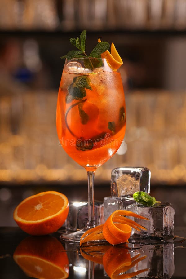 Οι μπάρμαν κάνουν το κοκτέιλ Aperol Spritz Κοκτέιλ οινοπνεύματος Spritz Aperol στη μαύρη επιφάνεια υποβάθρου στοκ εικόνα Οι μπάρμαν κάνουν το κοκτέιλ Aperol Spritz Κοκτέιλ οινοπνεύματος Spritz Aperol στη μαύρη επιφάνεια υποβάθρου στοκ εικόνα