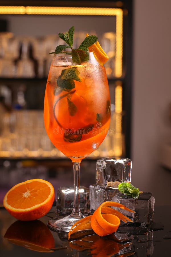 Οι μπάρμαν κάνουν το κοκτέιλ Aperol Spritz Κοκτέιλ οινοπνεύματος Spritz Aperol στη μαύρη επιφάνεια υποβάθρου στοκ εικόνες με δικαίωμα ελεύθερης χρήσης Οι μπάρμαν κάνουν το κοκτέιλ Aperol Spritz Κοκτέιλ οινοπνεύματος Spritz Aperol στη μαύρη επιφάνεια υποβάθρου στοκ εικόνες με δικαίωμα ελεύθερης χρήσης