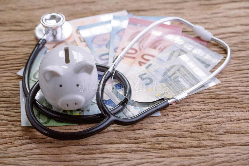 Οικονομικός έλεγχος υγείας ή οικονομική έννοια της ΕΕ, που σώζει την άσπρη piggy τράπεζα με το στηθοσκόπιο στο σωρό των ευρο- τρα στοκ φωτογραφία