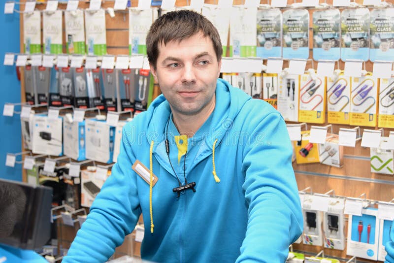 Ουκρανία, Shostka - 8 Μαρτίου 2019: Στάσεις συμβούλων πωλητών πίσω από το μετρητή καταστημάτων στοκ εικόνες Ουκρανία, Shostka - 8 Μαρτίου 2019: Στάσεις συμβούλων πωλητών πίσω από το μετρητή καταστημάτων στοκ εικόνες