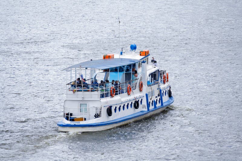 Οπισθοσκόπος στη μικρή τέχνη ευχαρίστησης με τους επιβάτες, που πλέουν με το κύριο άρθρο ποταμών της Μόσχας στοκ φωτογραφία με δικαίωμα ελεύθερης χρήσης Οπισθοσκόπος στη μικρή τέχνη ευχαρίστησης με τους επιβάτες, που πλέουν με το κύριο άρθρο ποταμών της Μόσχας στοκ φωτογραφία με δικαίωμα ελεύθερης χρήσης