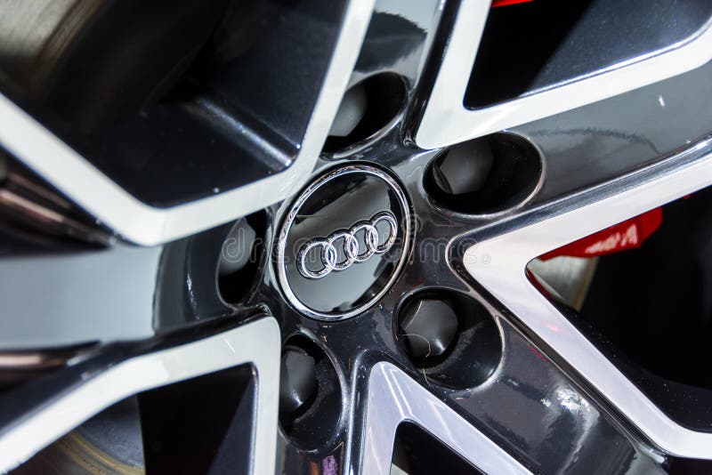 Έμβλημα Audi σε μια ρόδα κραμάτων στοκ εικόνα Έμβλημα Audi σε μια ρόδα κραμάτων στοκ εικόνα