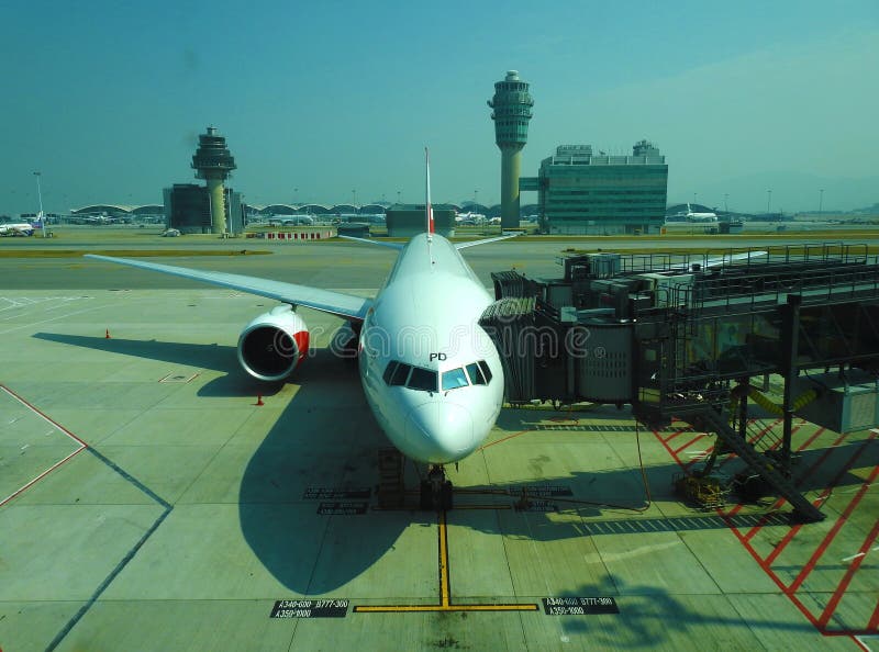 Ένα αεροπλάνο που σταθμεύουν σε HKIA που περιμένει τον επιβάτη για να επιβιβαστεί στοκ φωτογραφίες με δικαίωμα ελεύθερης χρήσης Ένα αεροπλάνο που σταθμεύουν σε HKIA που περιμένει τον επιβάτη για να επιβιβαστεί στοκ φωτογραφίες με δικαίωμα ελεύθερης χρήσης