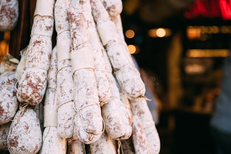 Ένωση του θεραπευμένου λουκάνικου Salame Corallina στην τοπική αγορά carpaccio κουζίνας άριστη πολυτέλεια τρόπου ζωής τροφίμων ιτ στοκ φωτογραφία Ένωση του θεραπευμένου λουκάνικου Salame Corallina στην τοπική αγορά carpaccio κουζίνας άριστη πολυτέλεια τρόπου ζωής τροφίμων ιτ στοκ φωτογραφία