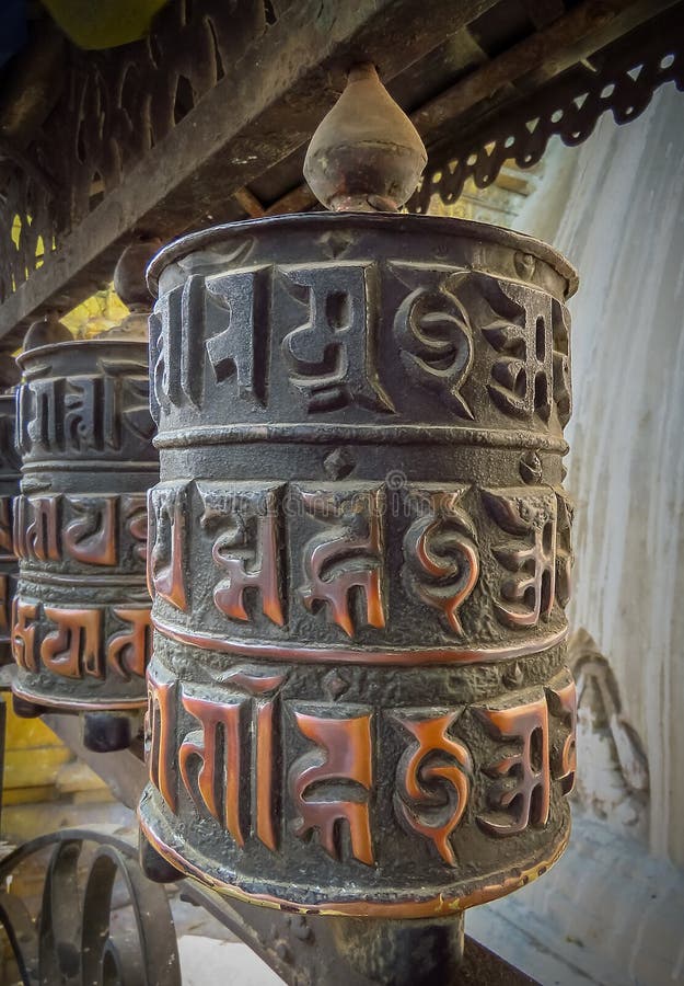 Ρόδα προσευχής στο ναό πιθήκων aka ναών Swayambhunath, Κατμαντού, Νεπάλ στοκ εικόνα με δικαίωμα ελεύθερης χρήσης Ρόδα προσευχής στο ναό πιθήκων aka ναών Swayambhunath, Κατμαντού, Νεπάλ στοκ εικόνα με δικαίωμα ελεύθερης χρήσης