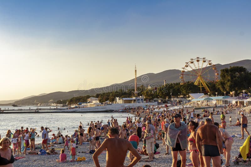Ρωσικό θέρετρο Περιοχή της Ρωσίας Krasnodar, χωριό Kabardinka 25 παραλιών 08 2017 18: 50 μ.μ. Vacationers στην παραλία που περιμέ στοκ φωτογραφία Ρωσικό θέρετρο Περιοχή της Ρωσίας Krasnodar, χωριό Kabardinka 25 παραλιών 08 2017 18: 50 μ.μ. Vacationers στην παραλία που περιμέ στοκ φωτογραφία