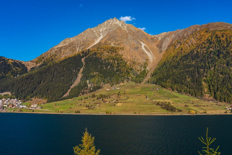 Όμορφη άποψη Lago Di Resia, λίμνη Reschen, Alto Adige, νότιο Τύρολο, Ιταλία στοκ εικόνες Όμορφη άποψη Lago Di Resia, λίμνη Reschen, Alto Adige, νότιο Τύρολο, Ιταλία στοκ εικόνες