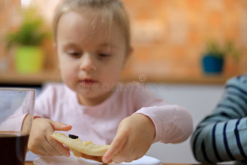 Όμορφο ευτυχές χαριτωμένο κοριτσάκι που τρώει τη φέτα της σπιτικής πίτσας στοκ εικόνες Όμορφο ευτυχές χαριτωμένο κοριτσάκι που τρώει τη φέτα της σπιτικής πίτσας στοκ εικόνες