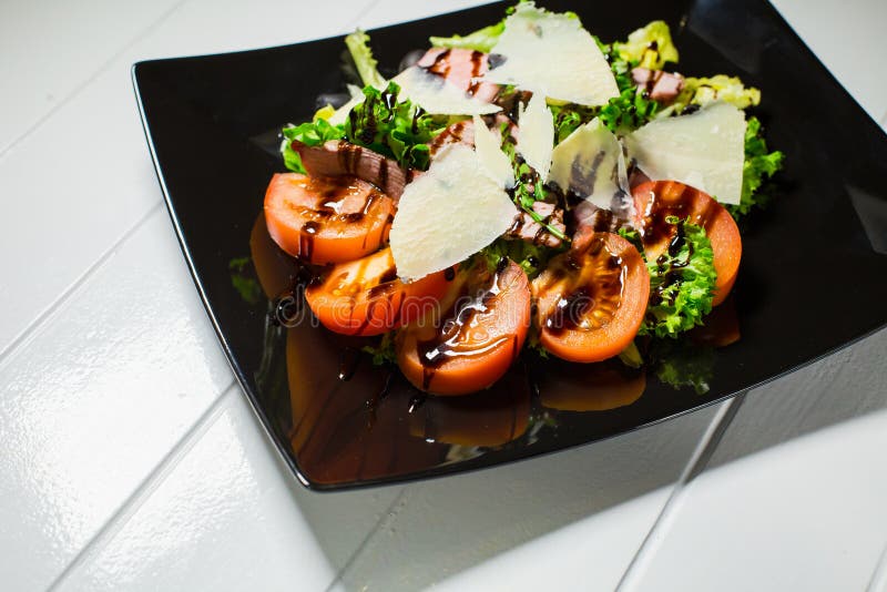 Σαλάτα μπριζόλας μοσχαρίσιων κρεάτων με το arugula, το μαρούλι, την ντομάτα, τις ελιές και το τυρί παρμεζάνας στοκ φωτογραφίες με δικαίωμα ελεύθερης χρήσης Σαλάτα μπριζόλας μοσχαρίσιων κρεάτων με το arugula, το μαρούλι, την ντομάτα, τις ελιές και το τυρί παρμεζάνας στοκ φωτογραφίες με δικαίωμα ελεύθερης χρήσης