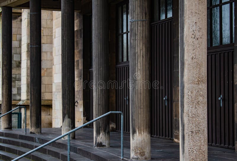 Σκιασμένοι και ηλικίας στυλοβάτες πετρών της γοτθικής εκκλησίας στοκ εικόνες Σκιασμένοι και ηλικίας στυλοβάτες πετρών της γοτθικής εκκλησίας στοκ εικόνες