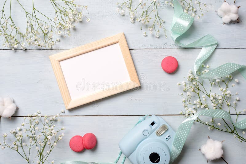 Σύγχρονη κάμερα polaroid, macaroon μπισκότα, πλαίσιο φωτογραφιών, λουλούδια στο αγροτικό μπλε ξύλινο υπόβαθρο Η τοπ άποψη, υποβάλ στοκ εικόνες Σύγχρονη κάμερα polaroid, macaroon μπισκότα, πλαίσιο φωτογραφιών, λουλούδια στο αγροτικό μπλε ξύλινο υπόβαθρο Η τοπ άποψη, υποβάλ στοκ εικόνες
