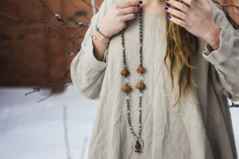 Συγκεντρωμένη γυναίκα που φορά rosary τις χάντρες κλείστε επάνω στοκ φωτογραφίες Συγκεντρωμένη γυναίκα που φορά rosary τις χάντρες κλείστε επάνω στοκ φωτογραφίες