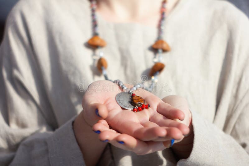 Συγκεντρωμένη γυναίκα που φορά rosary τις χάντρες κλείστε επάνω στοκ φωτογραφία Συγκεντρωμένη γυναίκα που φορά rosary τις χάντρες κλείστε επάνω στοκ φωτογραφία