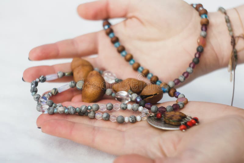 Συγκεντρωμένη γυναίκα που φορά rosary τις χάντρες κλείστε επάνω στοκ εικόνες Συγκεντρωμένη γυναίκα που φορά rosary τις χάντρες κλείστε επάνω στοκ εικόνες