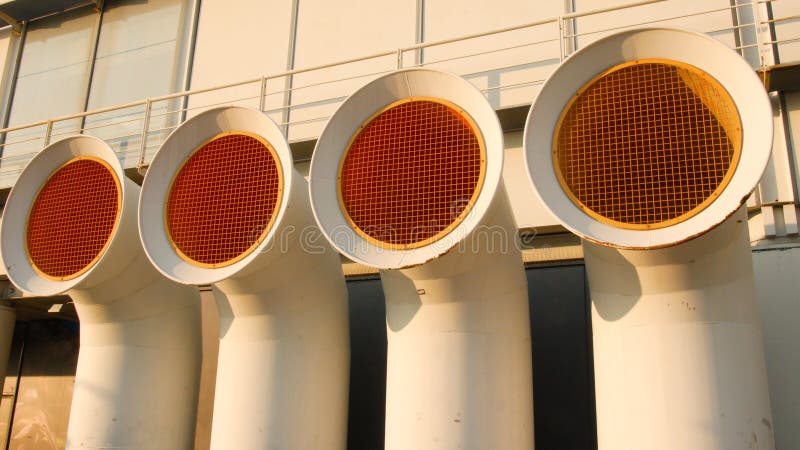 Σωλήνες διεξόδων ενός σκάφους στο λιμένα της Γένοβας, προς το βράδυ στοκ φωτογραφία με δικαίωμα ελεύθερης χρήσης Σωλήνες διεξόδων ενός σκάφους στο λιμένα της Γένοβας, προς το βράδυ στοκ φωτογραφία με δικαίωμα ελεύθερης χρήσης