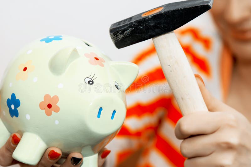σπάζοντας σφυρί τραπεζών piggy στοκ εικόνες σπάζοντας σφυρί τραπεζών piggy στοκ εικόνες