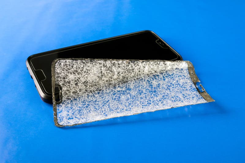 Σπασμένο προστατευτικό γυαλί στο smartphone στοκ εικόνα Σπασμένο προστατευτικό γυαλί στο smartphone στοκ εικόνα